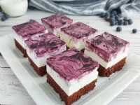 Fotografija recepta: Jogurtovo borovničeve marmorne kocke