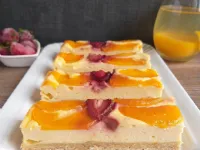 Fotografija recepta: Skutine rezine z breskvami in jagodami