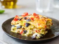 Fotografija recepta: Lazanja z jajčevci, genovskim pestom in češnjevci