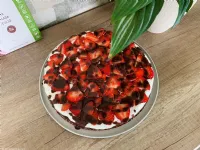 Fotografija recepta: Osvežilna čokoladna tortica z jagodami