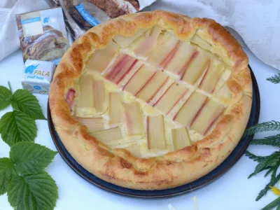 Vaniljeva pogača z rabarbaro