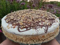 Fotografija recepta: Čokoladno-karamelna torta z lešniki