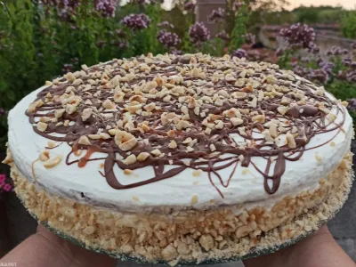 Čokoladno-karamelna torta z lešniki