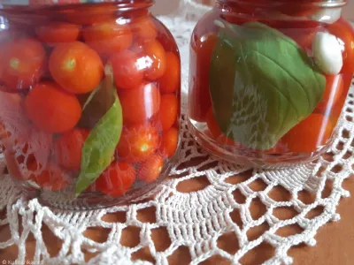 Vloženi češnjevi paradižniki