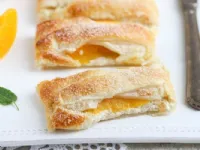 Fotografija recepta: Listnata prepletenka s skuto in breskvami