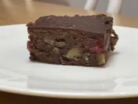 Fotografija recepta: Sočen čokoladni kolač z orehi in malinami 