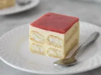 Fotografija recepta: Vanilijeve kocke z jagodami (brez peke)