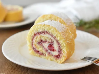 Rolada z malinami in belo čokolado