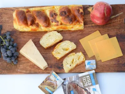 Prepleten zavitek s tremi siri