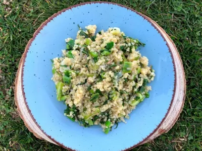 Kvinojina "rižota" s porom in regratom