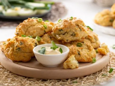 Rustikalni piškotki z mlado čebulo in majonezo