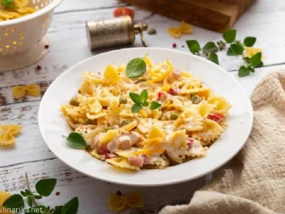 Hladna solata s testeninami in okusno omako