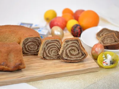 Ajdova potica z rožiči, jabolki in hruškami