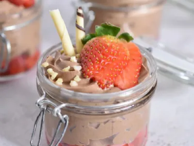 Čokoladna slaščičarska krema z jagodami