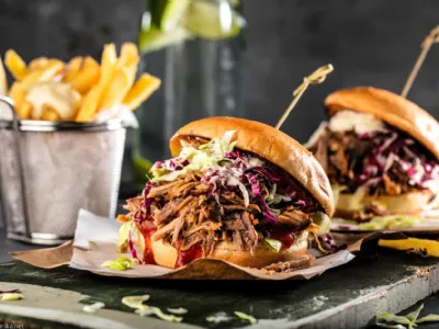 Burger z natrgano svinjino