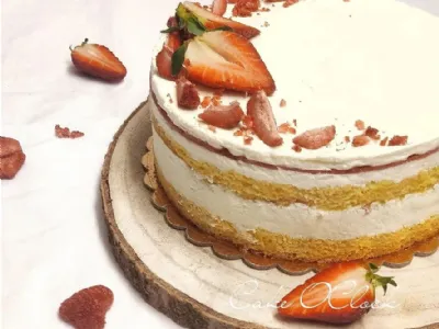 Bela čokoladna torta z jagodami