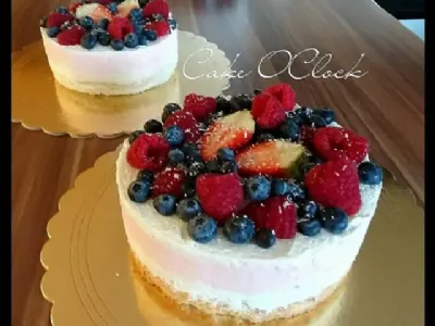 Kokosova torta s svežim jagodičevjem