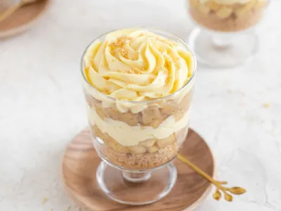 Jabolčna pita z vaniljevo kremo v kozarcu