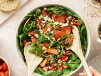 Fotografija recepta: Špinačna solata z rukolo, jagodami, oreščki, feto in sladkim balzamičnim prelivom