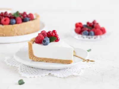 Jogurtova pita z jagodičjem (brez peke)