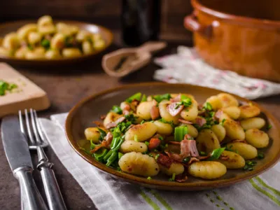 Svaljki s slanino in drobnjakom 