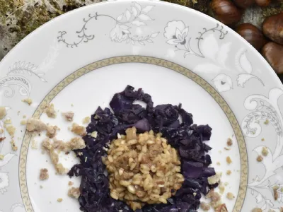 Razstavljena pečenica z žiti in zeljem