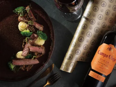 Goveji steak v poprovi omaki s pirejem gomoljne zelene