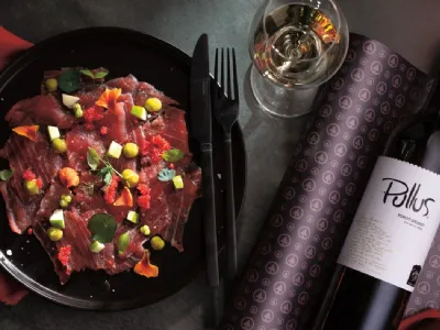 Tunin carpaccio z avokadovo kremo