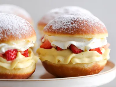 Krofi z vaniljevo kremo in jagodami