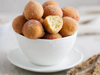 Fritule v sladkorni mešanici