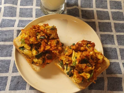 Preprosta umešana jajca na popečenem toastu