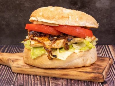 Domač hamburger s pljučnim filejem na žaru