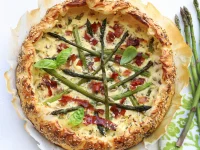 Fotografija recepta: Slana torta s šparglji in pršutom