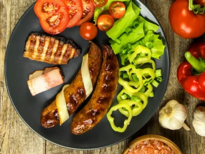 Pikantne žar klobasice z zelenjavno prilogo