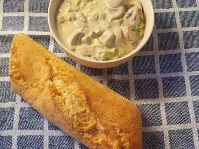 Šampinjoni v gorčično-smetanovi omaki