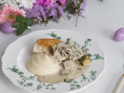 Piščanec v pehtranovi omaki s hrenovim pirejem