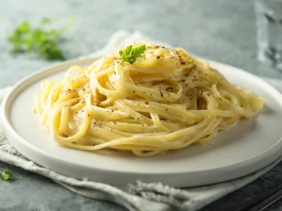 Rezanci s sirom in poprom “Cacio e pepe”