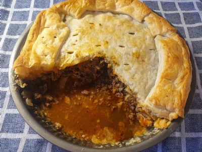 Mesna pita z listnatim testom