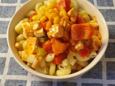 Makaroni z zelenjavo, koruzo in sirom za žar v omaki