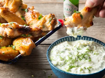 Piščančje perutničke s čilijem in limeto z omako iz grškega jogurta