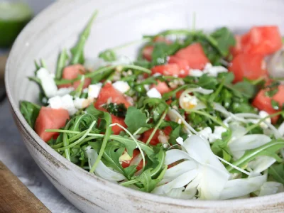 Lubenična solata z medeno-limetinim prelivom