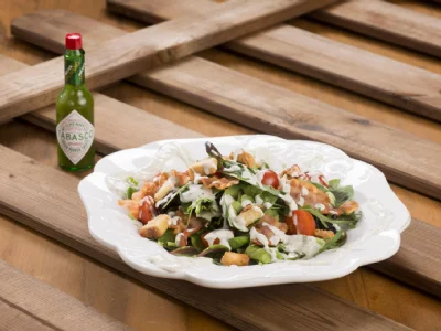 Klasična ameriška solata z jogurtovim prelivom