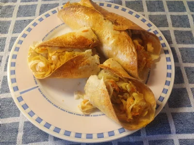 Pleskavice s kislim zeljem, korenjem in porom v pečici 