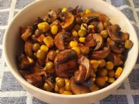 Fotografija recepta: Šampinjoni s česnom, koruzo, grahom in sojino omako