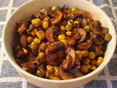 Šampinjoni s česnom, koruzo, grahom in sojino omako