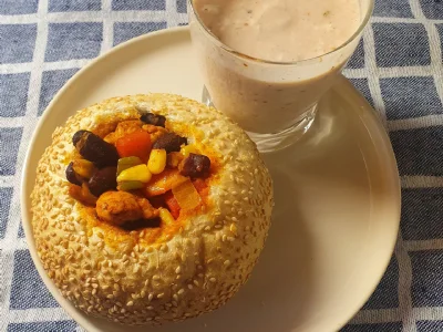 Polnjene burger štručke s koruzo, zelenjavo, piščančjim mesom in jogurtovo omako v pečici 