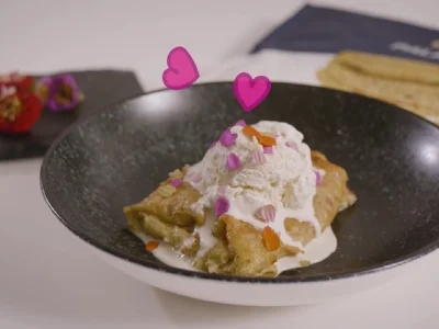 Ajdove palačinke s slivami in sladoledom