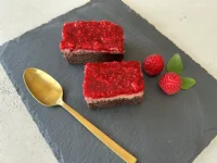 Fotografija recepta: Brownie s čokoladnim pudingom in malinami