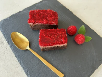 Brownie s čokoladnim pudingom in malinami