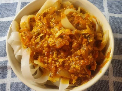 Riževi rezanci z zelenjavo, šitake gobami in tofujem